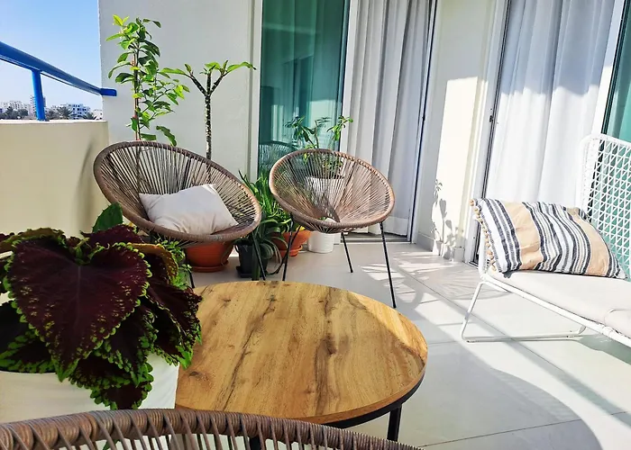 Sea View Floral - 2 Bedroom דירה לרנקה