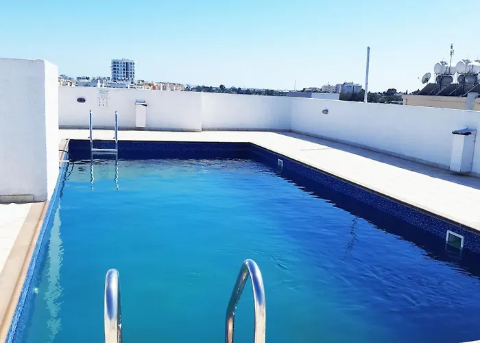 Sea View Floral - 2 Bedroom דירה לרנקה