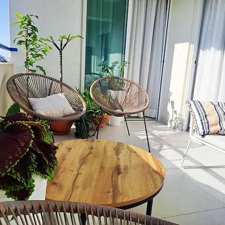Sea View Floral - 2 Bedroom, Swimming Pool Apartman Lárnaka